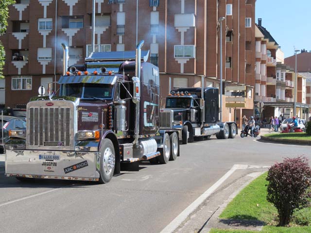 Los Peterbilt también toman las calles de Ponferrada por una vez al año.
